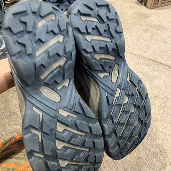 KEEN® Women's 8.5 Circadia™ MID Waterproof Hiking Boot in Syrup/Boysenberry - Picture 4 of 6